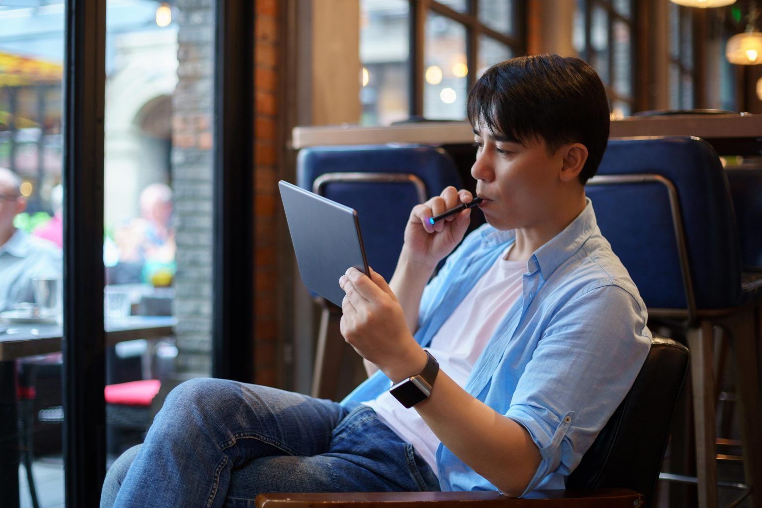 Man-Vaping-an-E-cig-1536x1024.jpg
